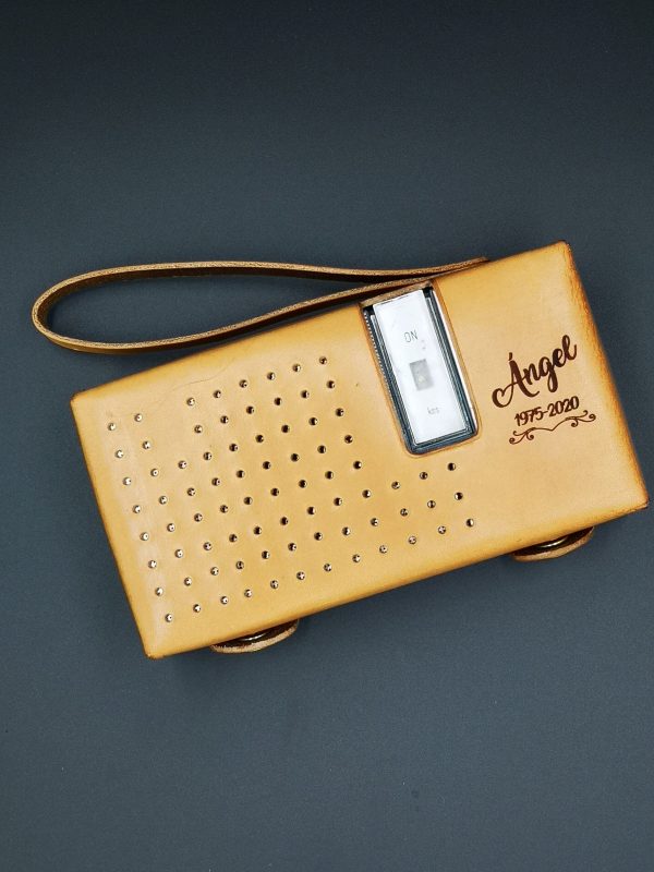 Funda de piel para radio - Antonina Kadyrova